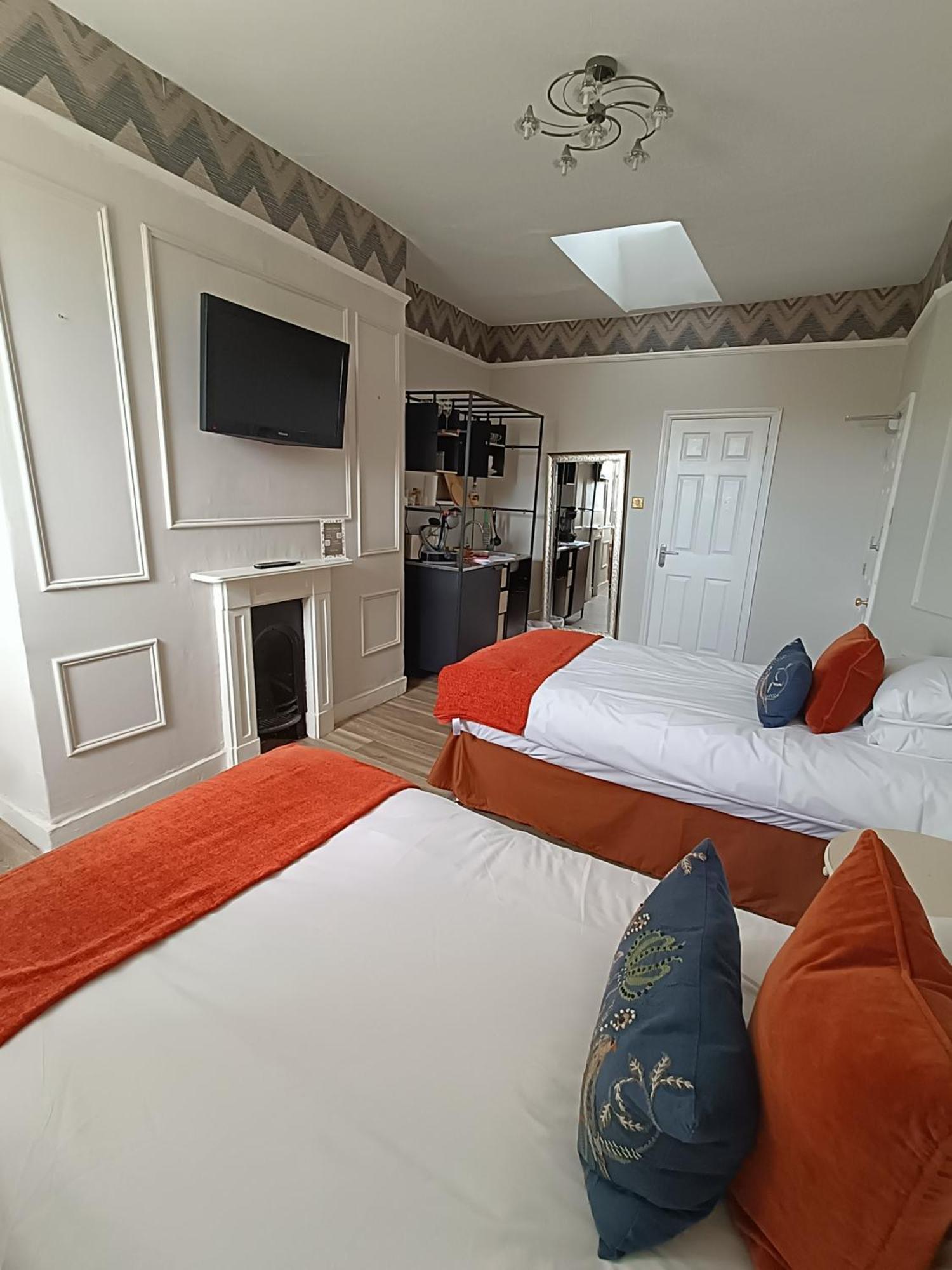 Rooms On The Prom เชลเทนแฮม ภายนอก รูปภาพ